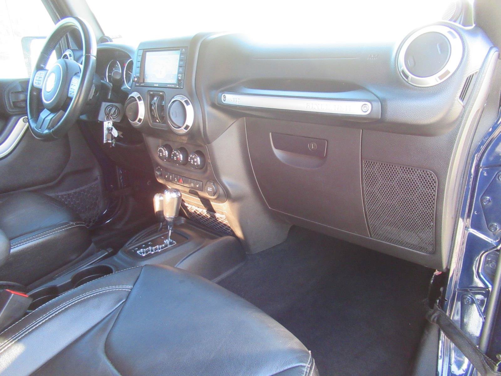 Used 2013 Jeep Wrangler Unlimited Sahara w/ Connectivity Group AWD/4WD image 11