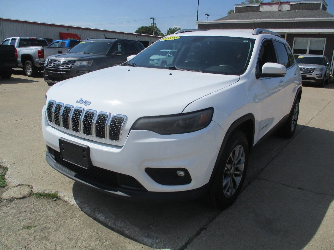 Used 2019 Jeep Cherokee Latitude Plus w/ Cold Weather Group AWD/4WD image 2