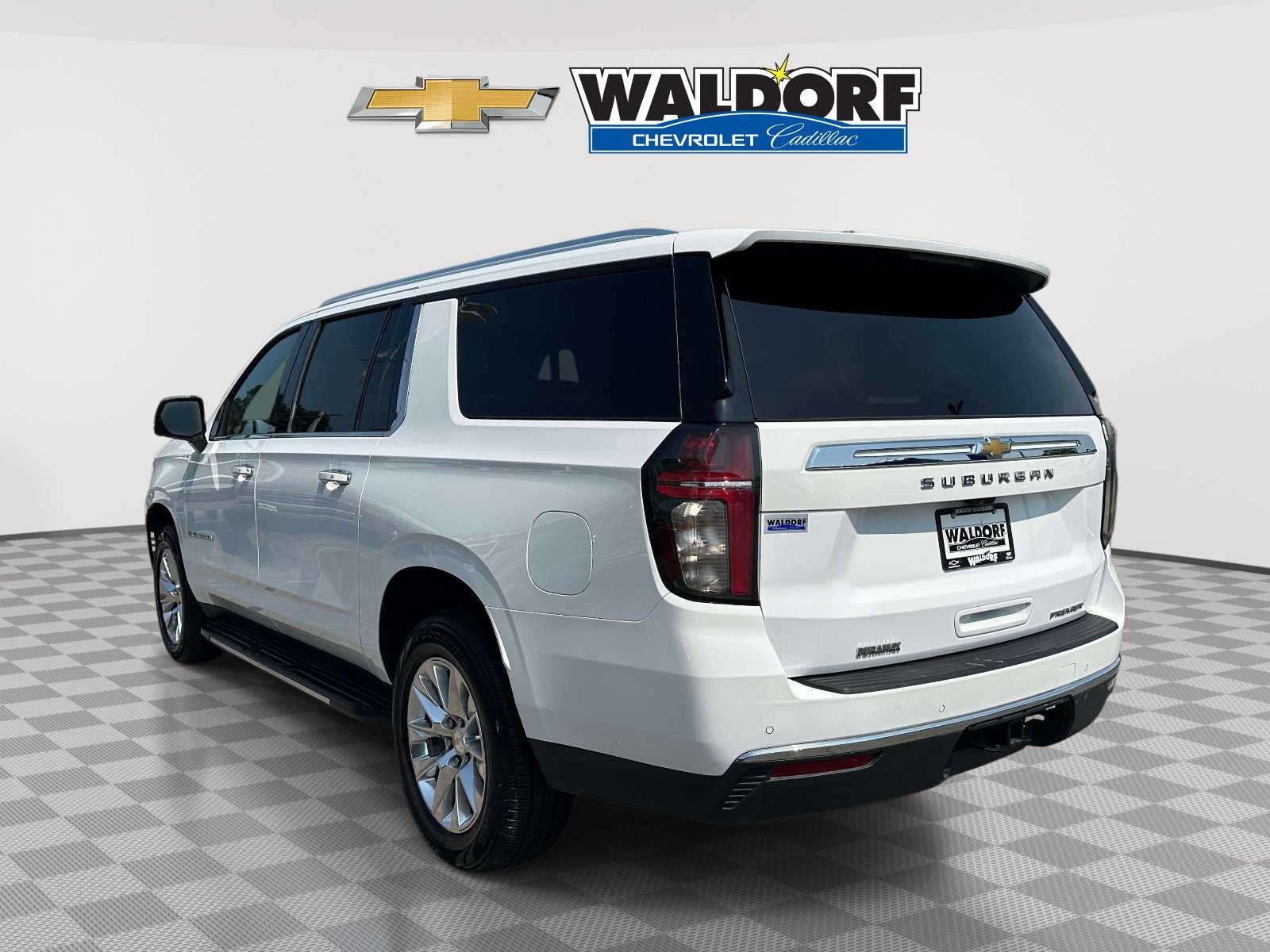 Used 2023 Chevrolet Suburban Premier w/ Premium Package AWD/4WD image 4