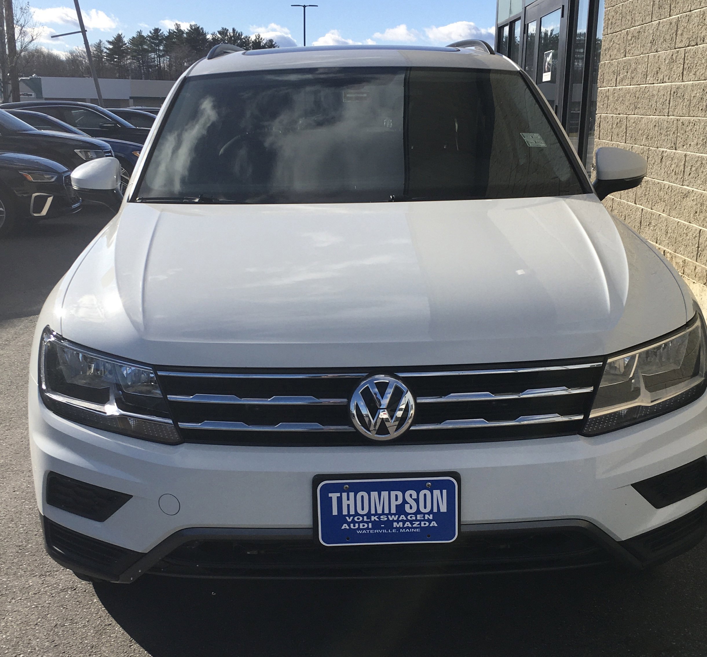 Used 2020 Volkswagen Tiguan SE w/ Panoramic Sunroof Package image 2