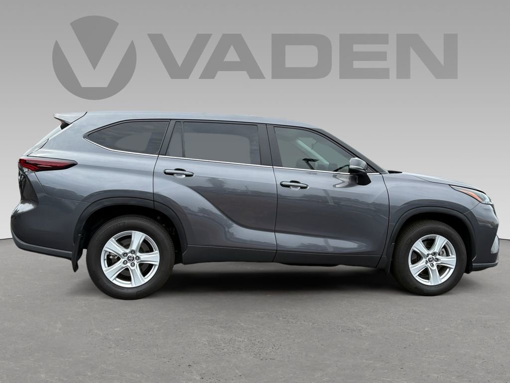 Used 2024 Toyota Highlander LE AWD/4WD image 6