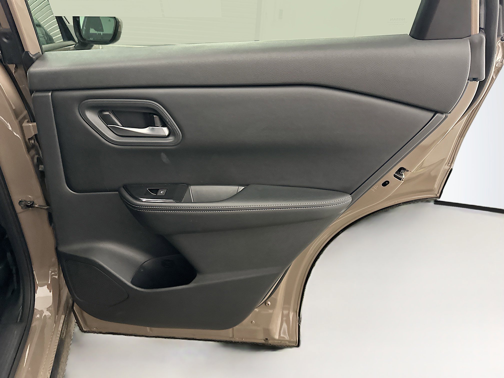 Used 2025 Nissan Rogue SV image 31