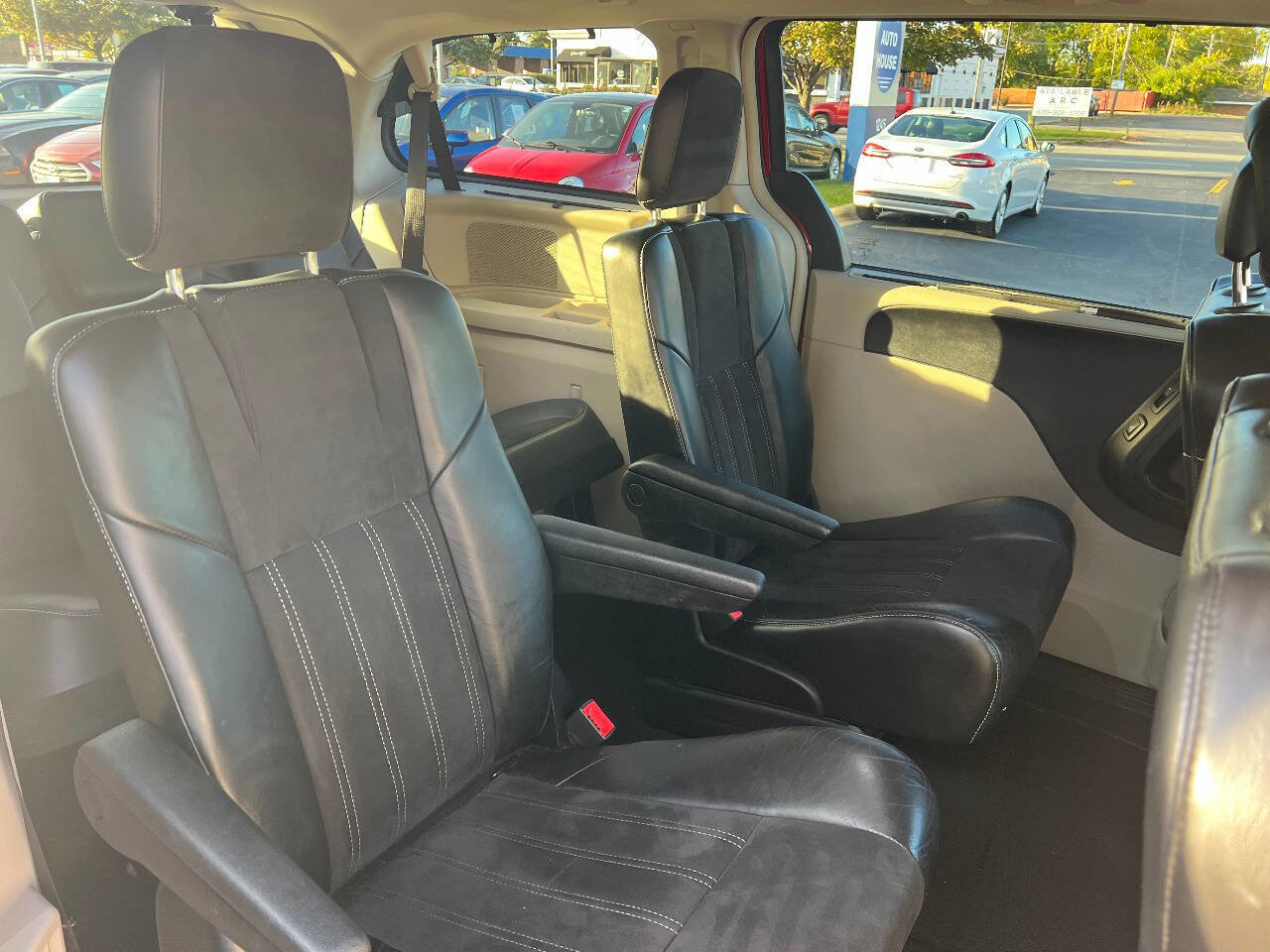 Used 2014 Chrysler Town & Country Touring-L image 30