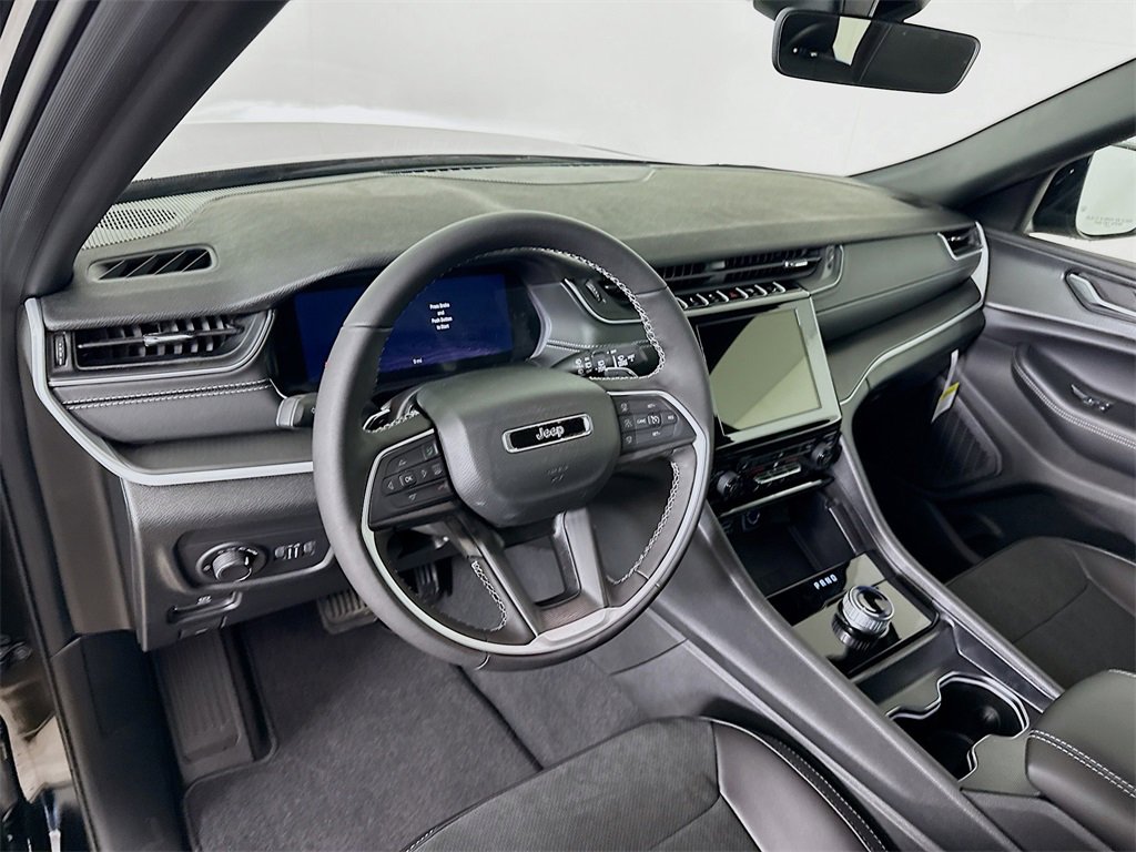 New 2025 Jeep Grand Cherokee Altitude image 9