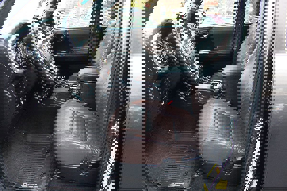 Used 2017 Toyota Tacoma Limited image 15