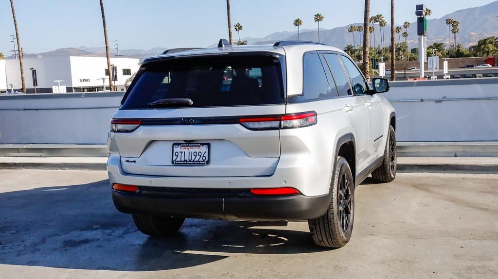 Used 2025 Jeep Grand Cherokee Altitude AWD/4WD image 9