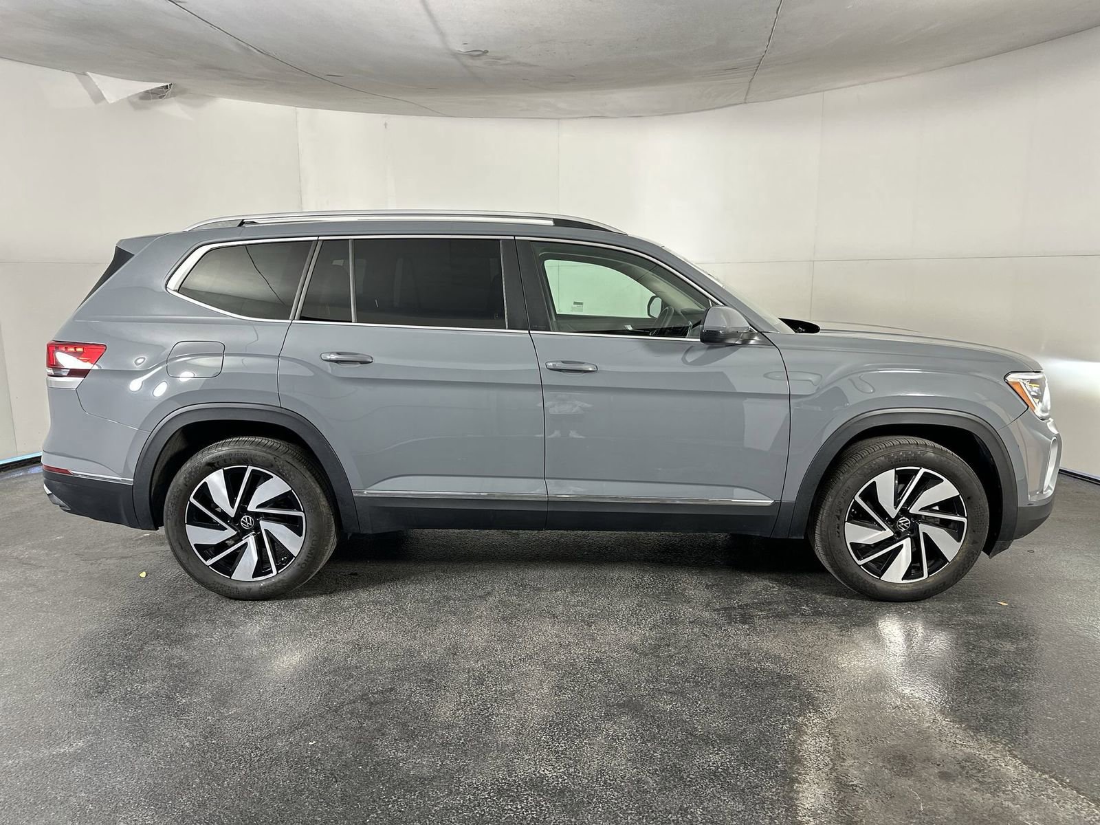 Used 2025 Volkswagen Atlas SEL AWD/4WD image 9