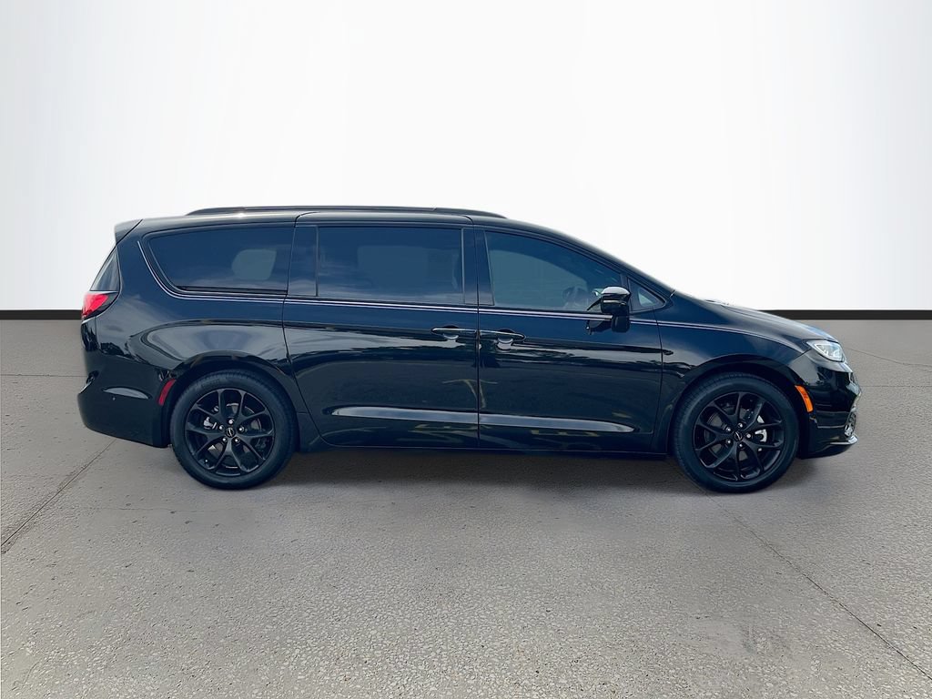 Used 2025 Chrysler Pacifica Limited w/ Trailer Tow Group FWD image 8