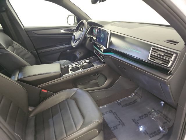 Used 2024 Volkswagen Atlas Cross Sport SEL R-Line AWD/4WD image 36