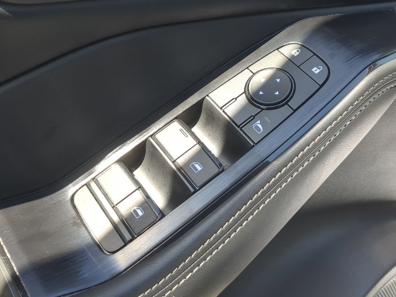 Used 2023 Nissan Rogue SV w/ SV Premium B Package image 23