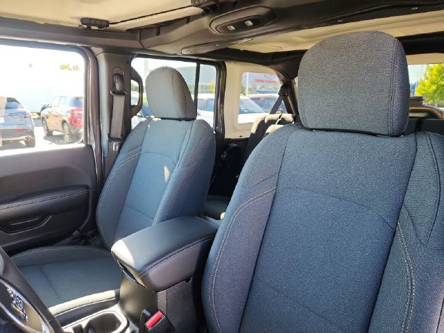 Used 2025 Jeep Wrangler Unlimited Sahara AWD/4WD image 22