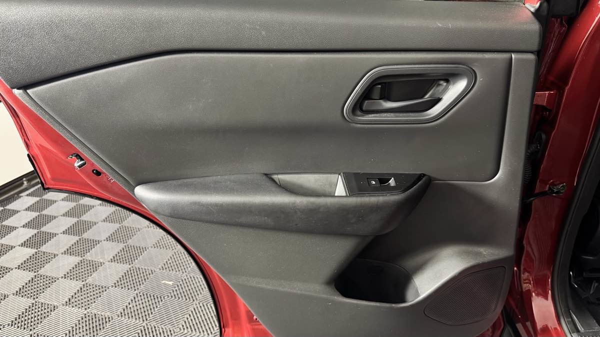 Used 2025 Nissan Rogue S AWD/4WD image 26