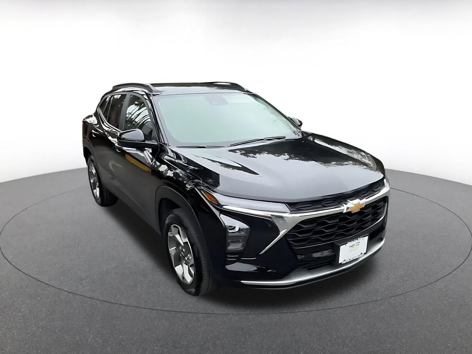 Used 2025 Chevrolet Trax LT w/ LT Convenience Package FWD image 3