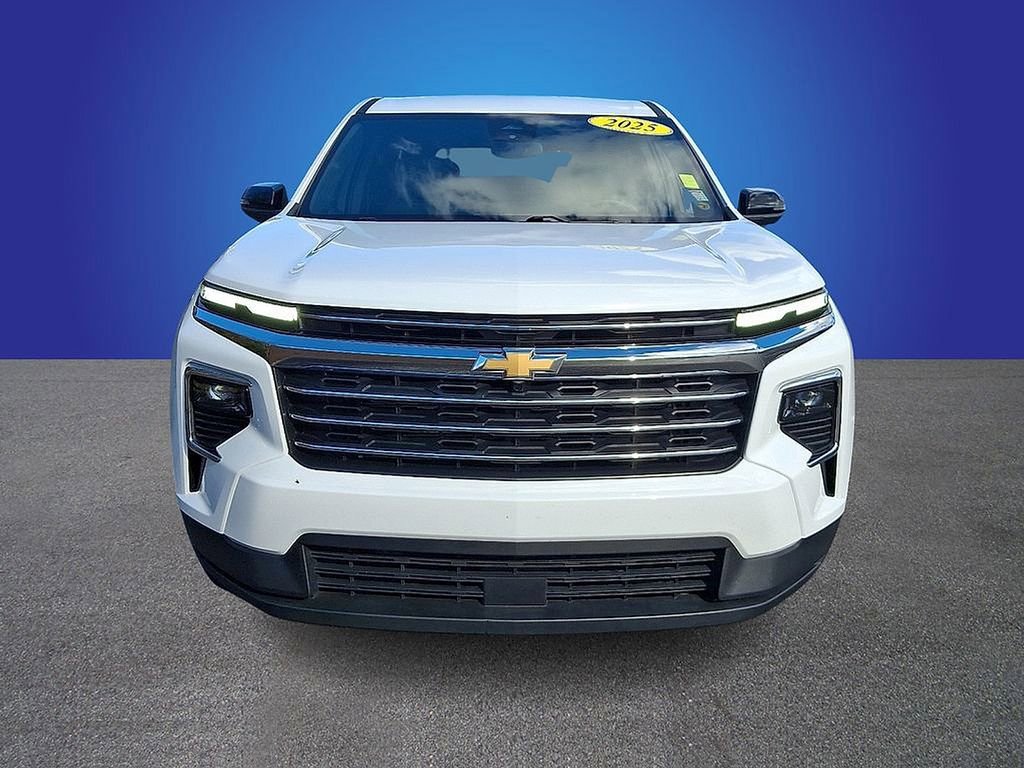 Used 2025 Chevrolet Traverse LT image 2