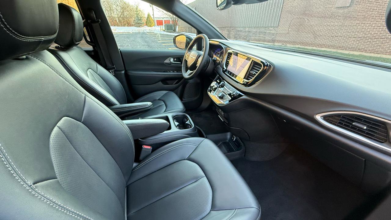 Used 2025 Chrysler Pacifica Select FWD image 11