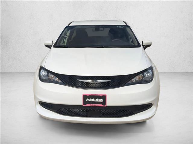 Certified 2022 Chrysler Voyager LX image 2