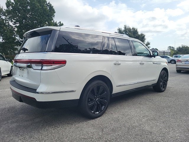 Used 2022 Lincoln Navigator L Reserve RWD image 2