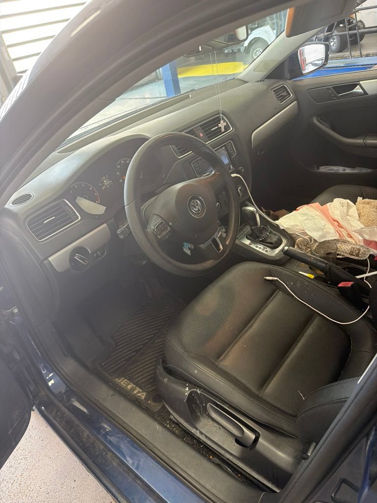 Used 2011 Volkswagen Jetta SEL FWD image 2