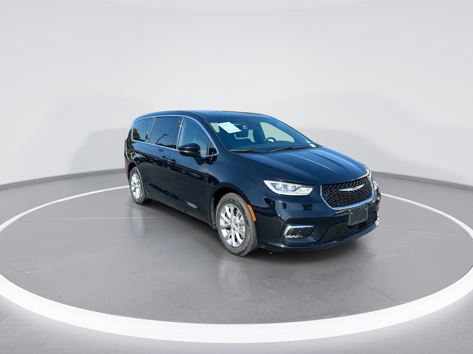 Used 2026 Chrysler Pacifica Limited FWD image 2