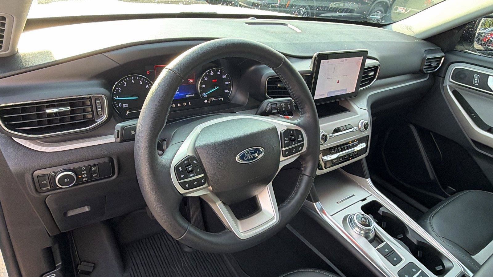 Used 2023 Ford Explorer XLT w/ Equipment Group 202A RWD image 4