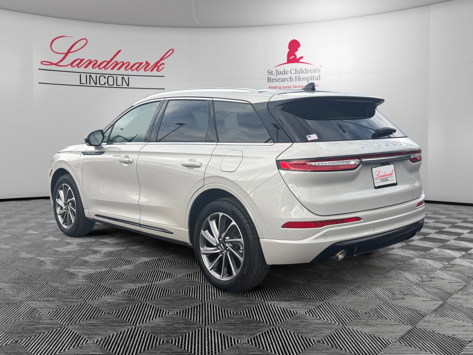 Used 2024 Lincoln Corsair Grand Touring image 3