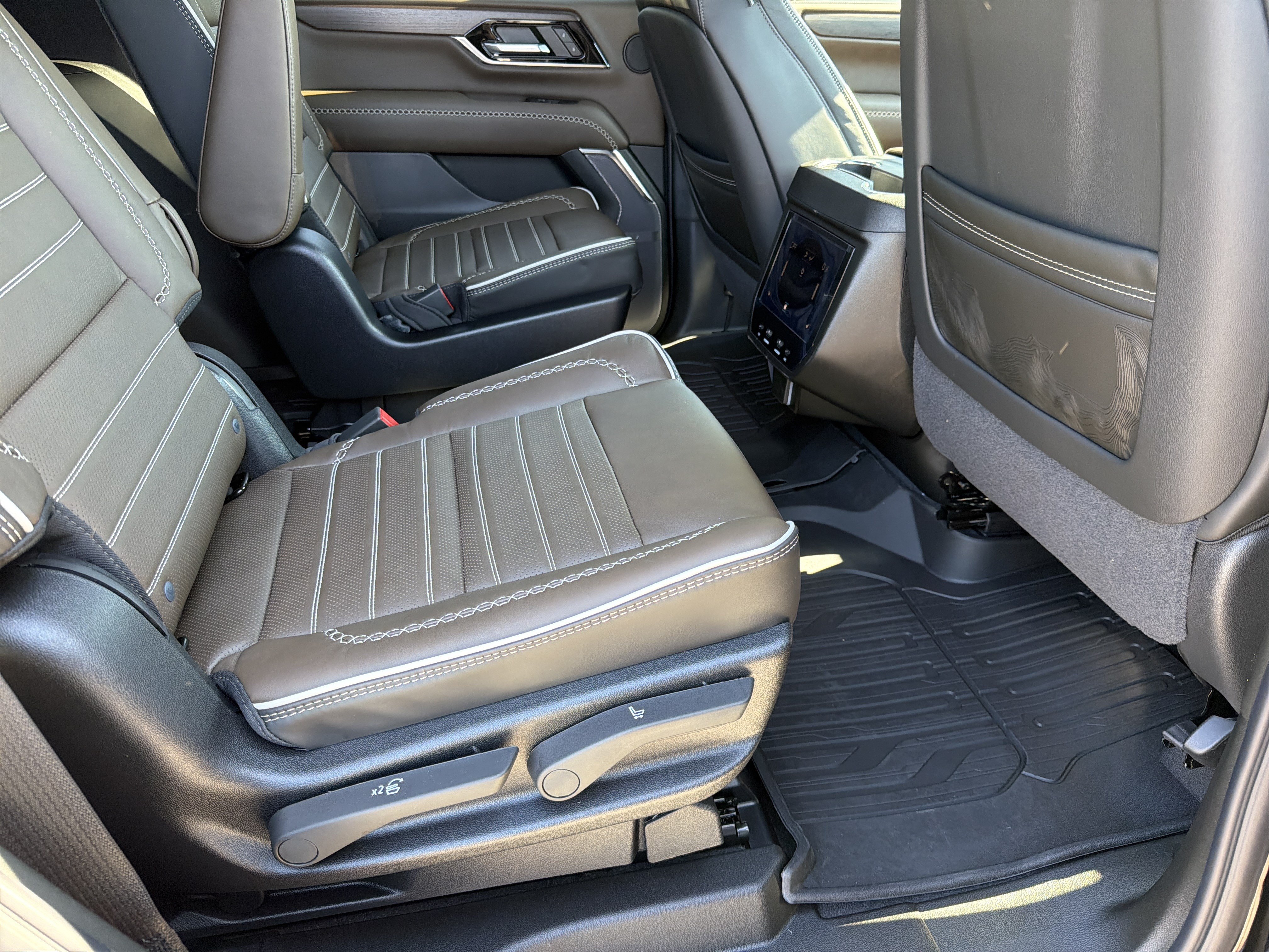 New 2026 GMC Yukon Denali Ultimate w/ LPO, Floor Liner Package AWD/4WD image 16
