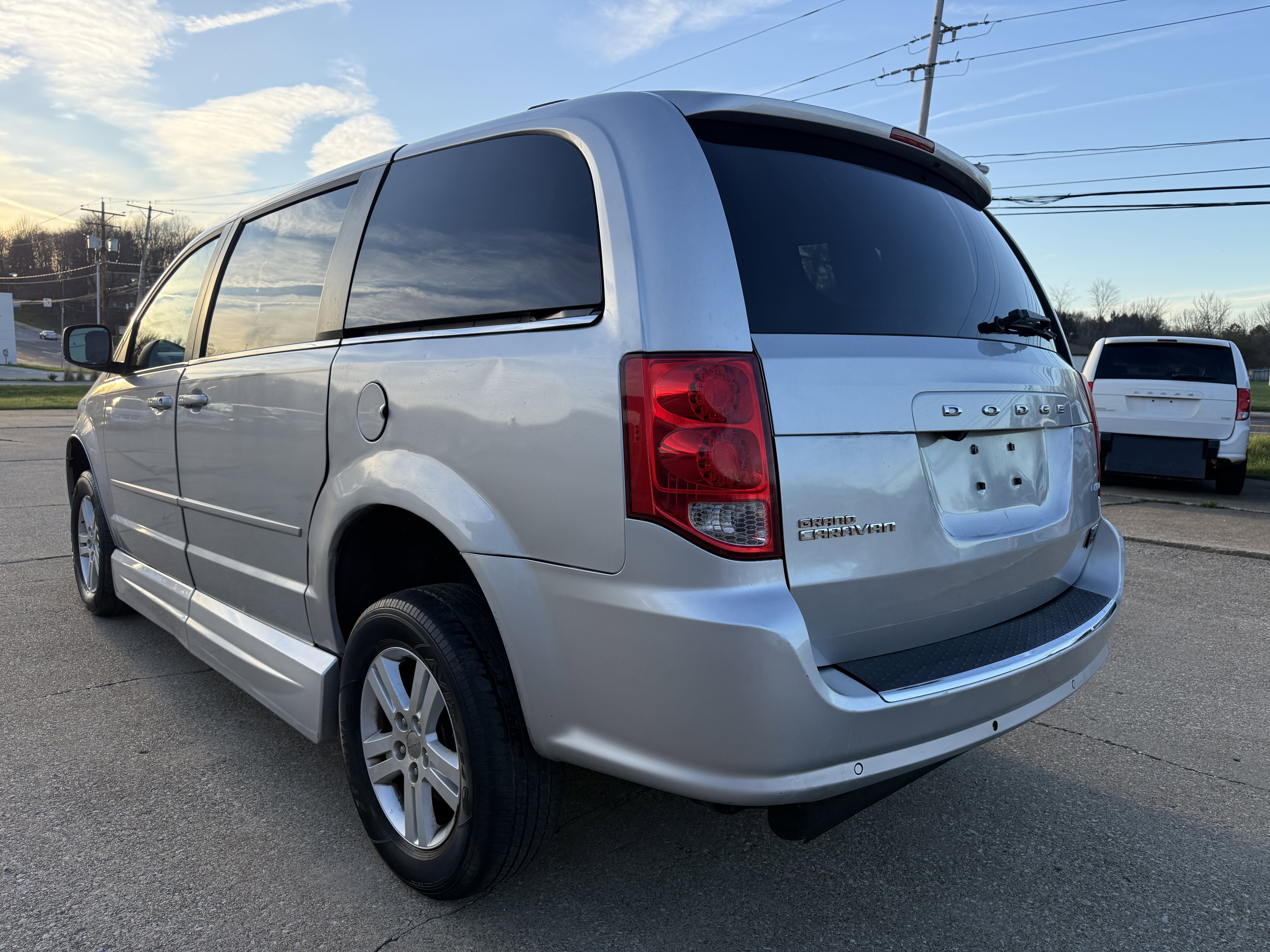 Used 2011 Dodge Grand Caravan Crew w/ Safety Sphere Group FWD image 4