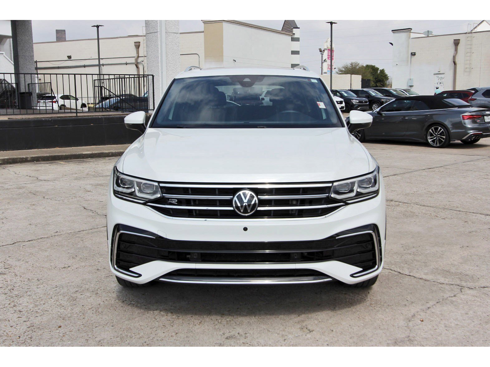Used 2022 Volkswagen Tiguan SEL R-Line image 2