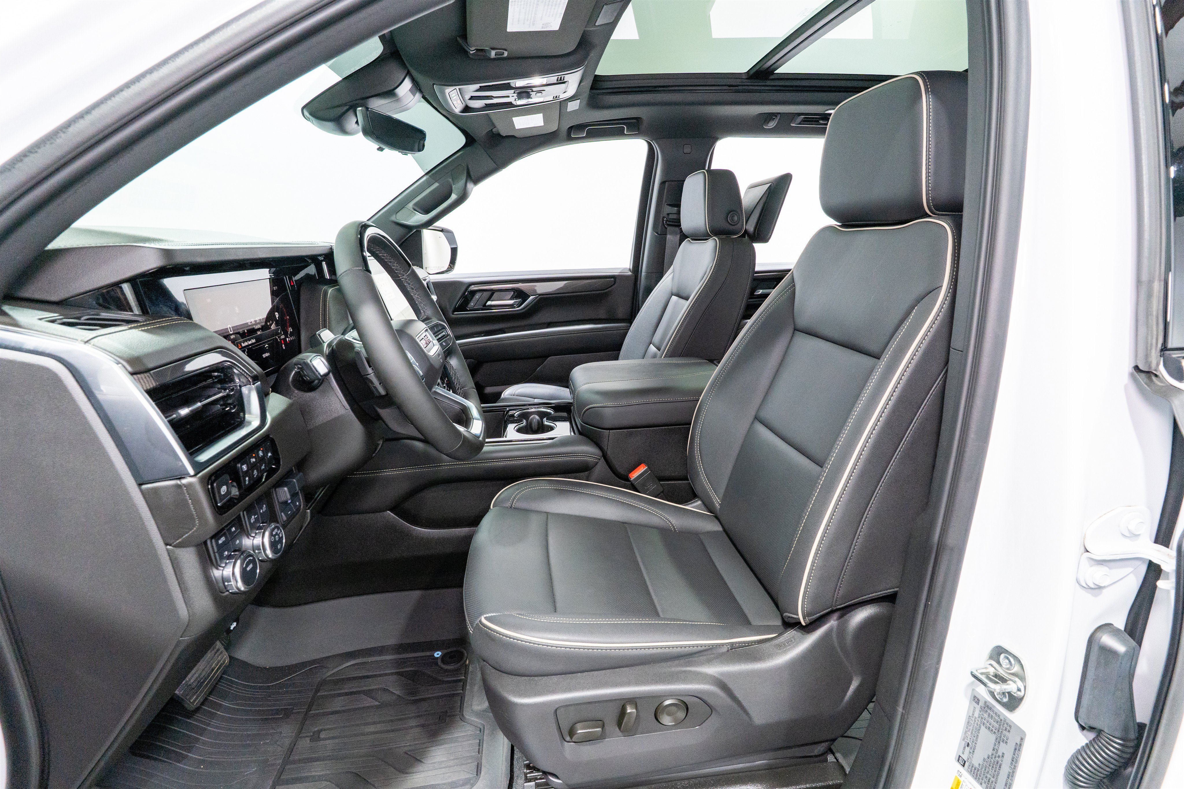 Used 2025 GMC Yukon Elevation w/ Elevation Premium Package AWD/4WD image 16