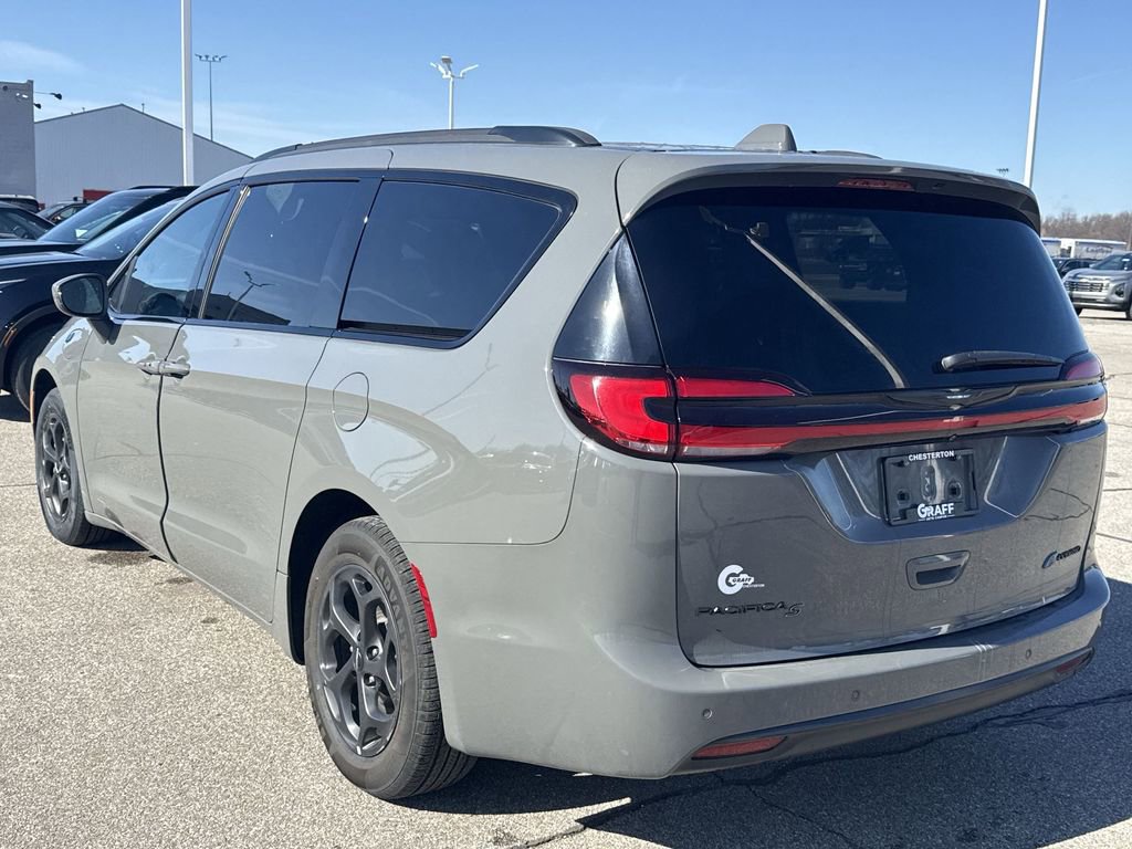 Used 2021 Chrysler Pacifica Touring w/ Uconnect Theater Family Group image 6