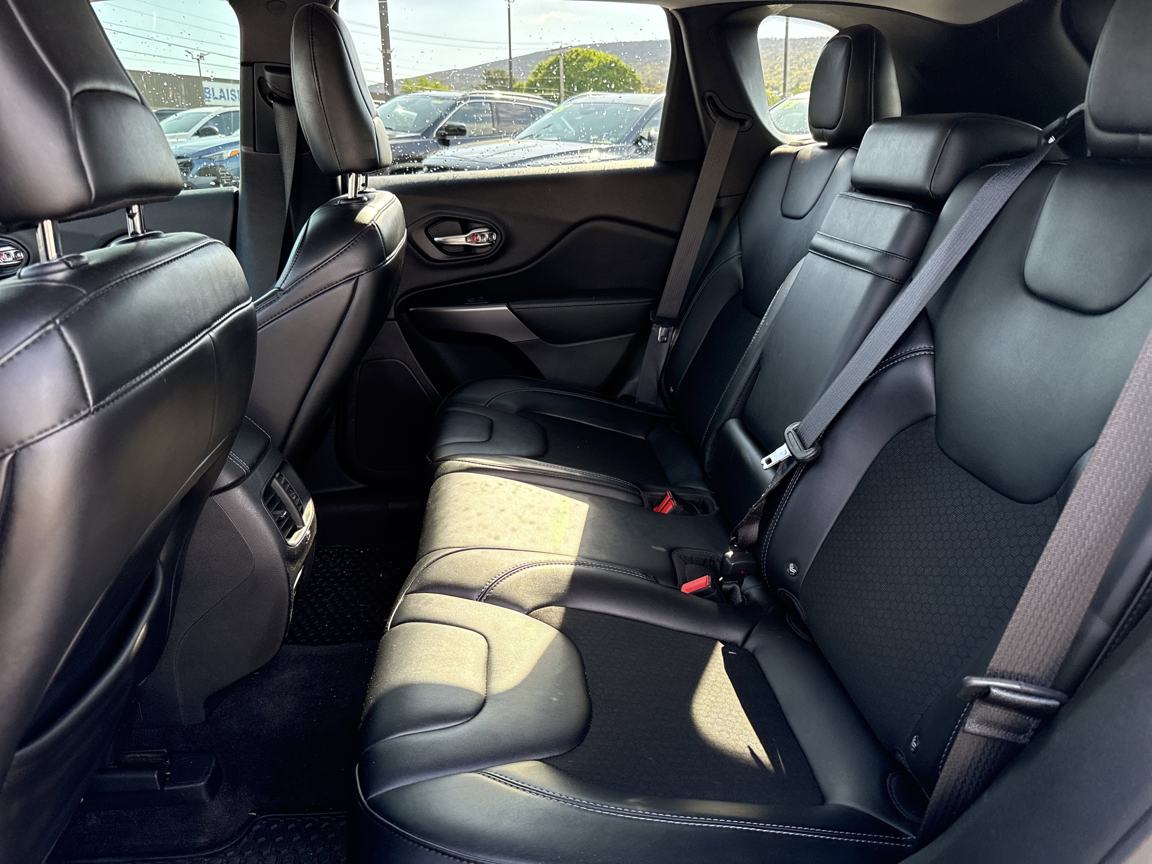 Used 2019 Jeep Cherokee Latitude Plus w/ Cold Weather Group AWD/4WD image 12