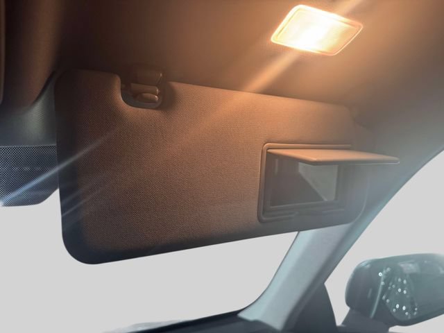 Used 2020 Toyota Highlander LE AWD/4WD image 39