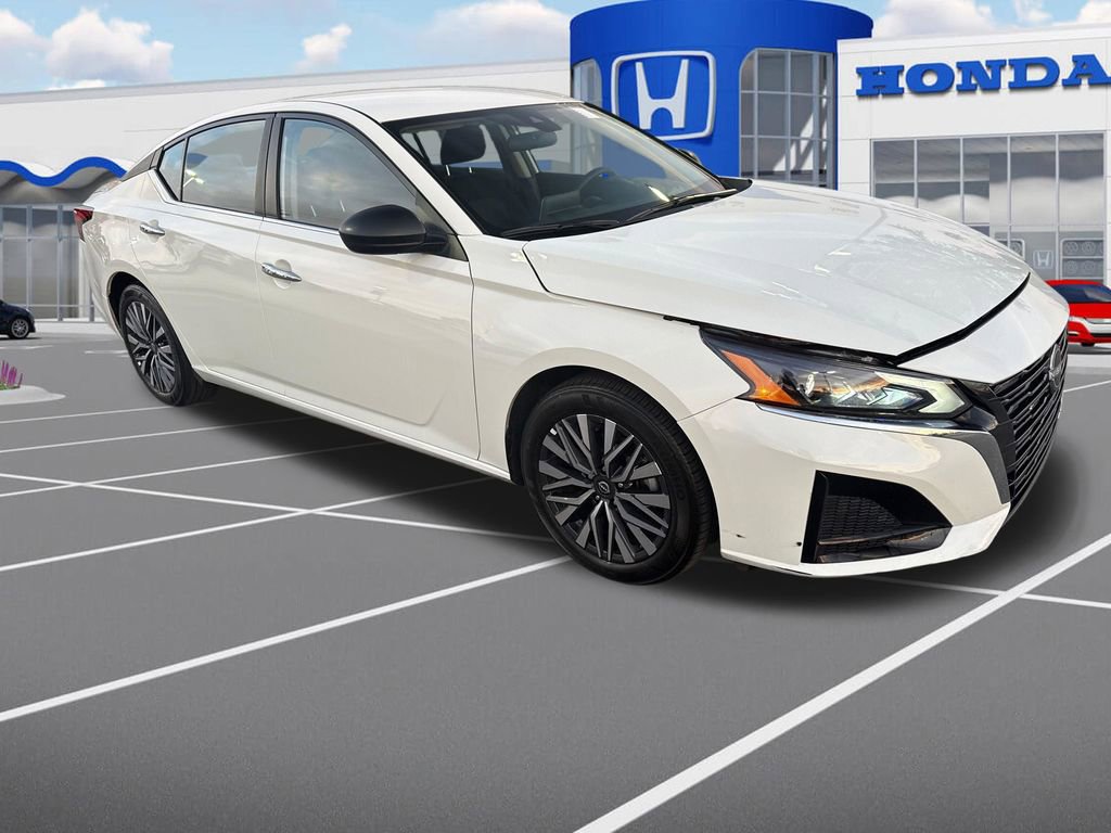 Used 2025 Nissan Altima 2.5 SV FWD image 1