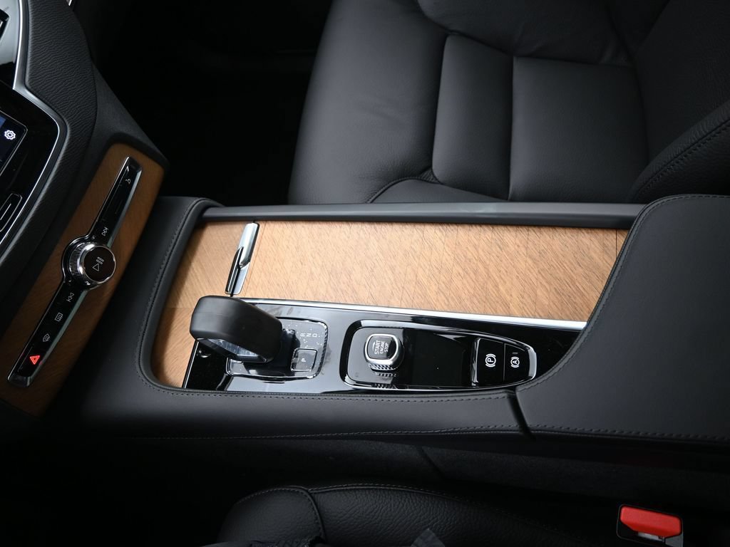 New 2025 Volvo XC90 B6 Plus w/ Protection Package Premier AWD/4WD image 17