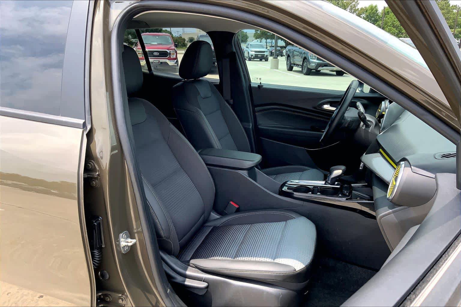 Used 2024 Chevrolet Trax LT w/ Sunroof Package FWD image 9