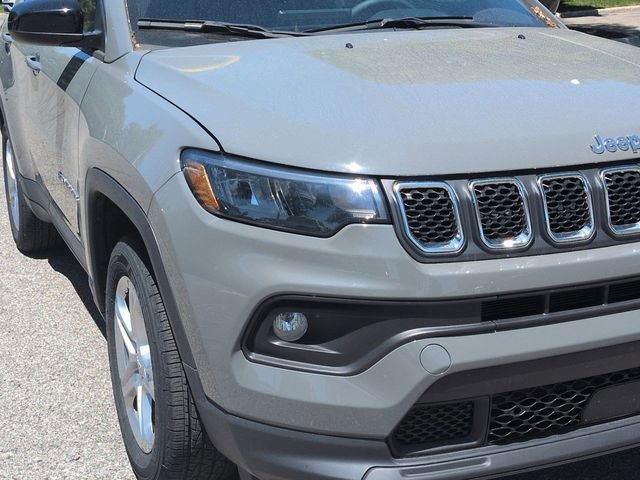 Used 2024 Jeep Compass Latitude w/ Convenience Group AWD/4WD image 9