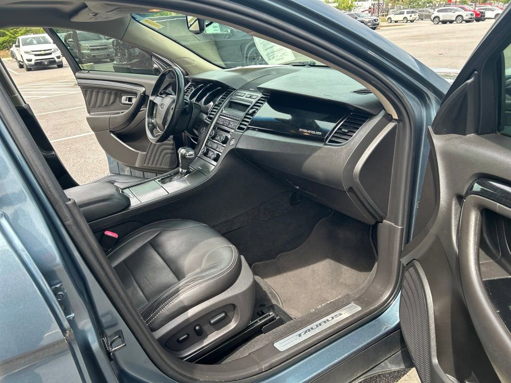 Used 2010 Ford Taurus Limited FWD image 18