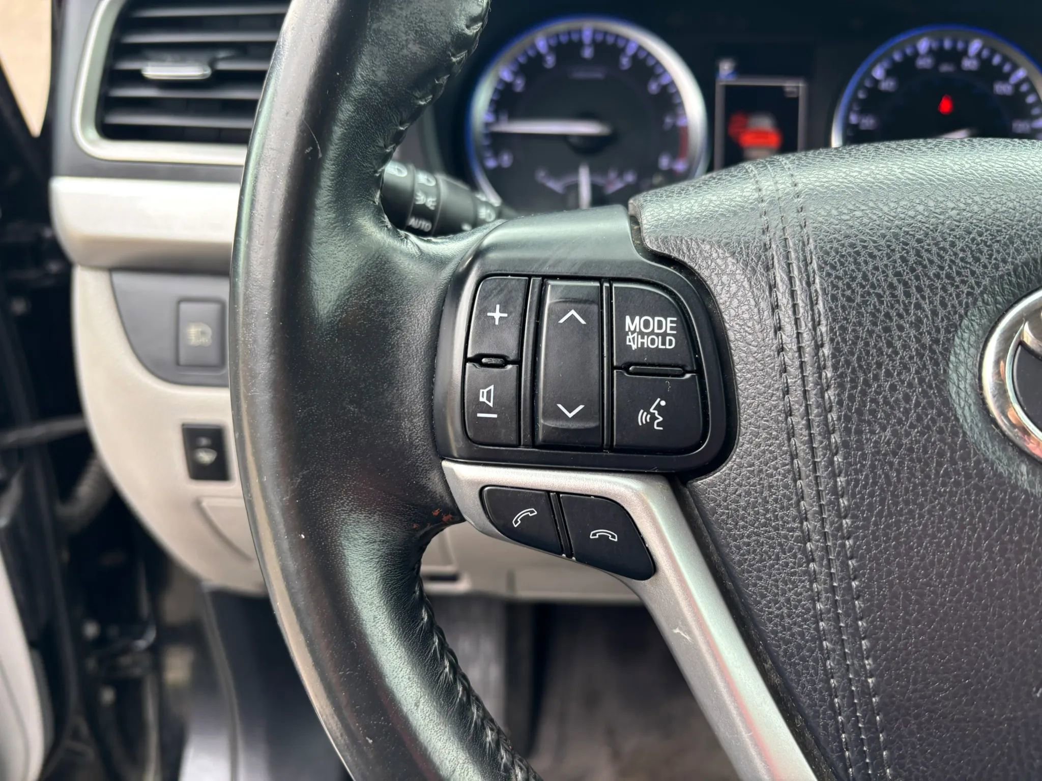 Used 2017 Toyota Highlander XLE AWD/4WD image 13