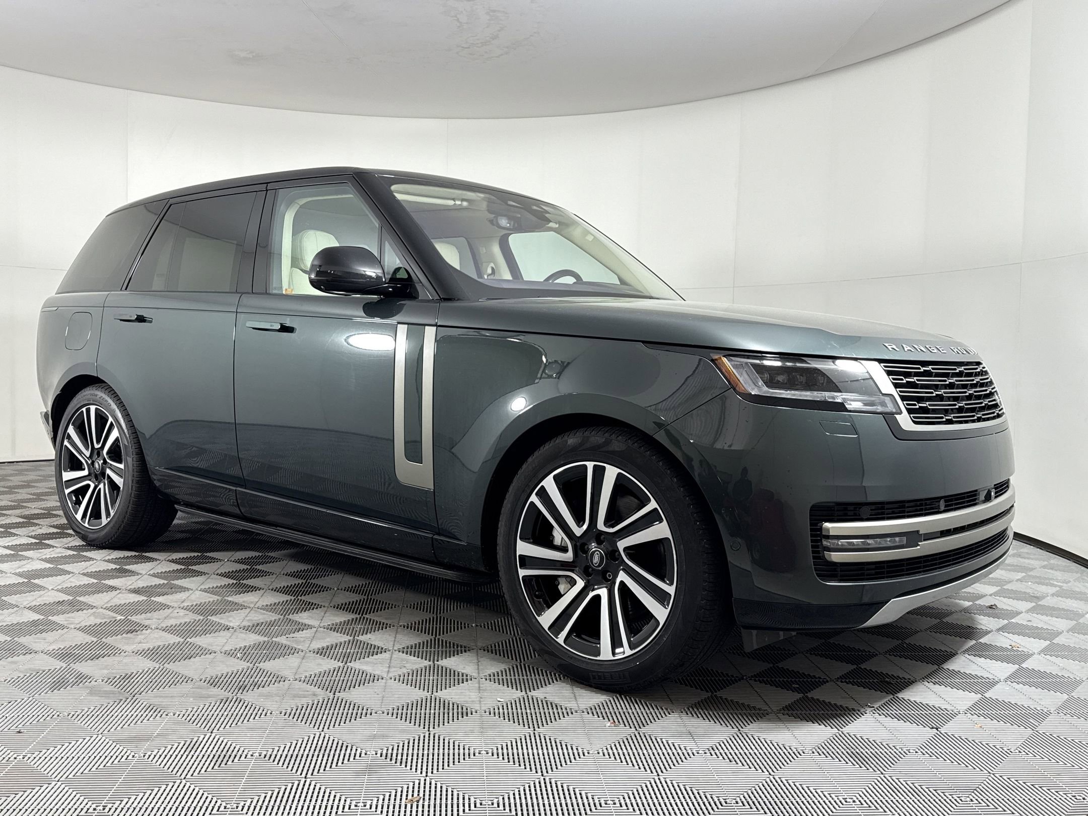 Used 2023 Land Rover Range Rover SE image 7