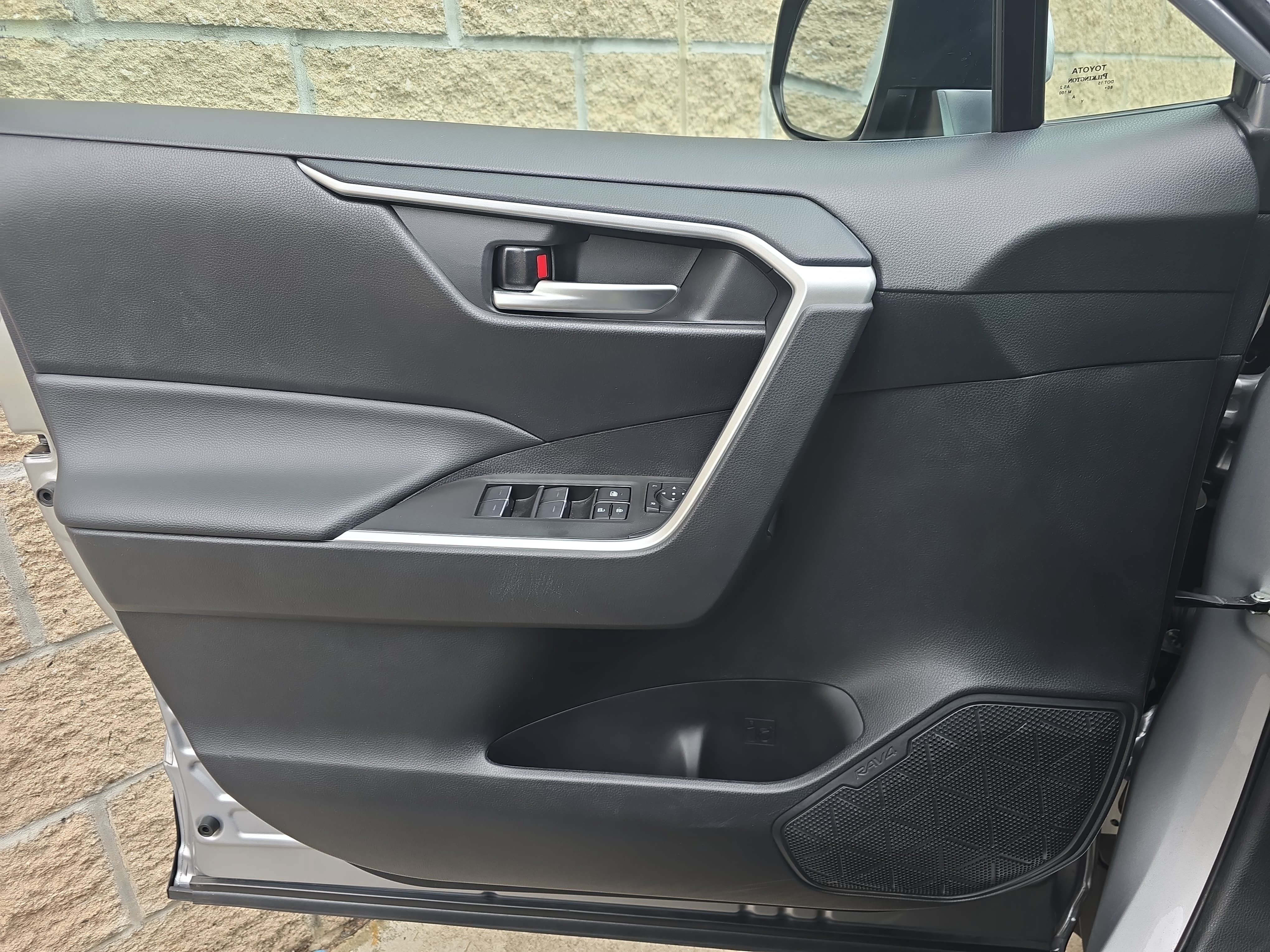Used 2025 Toyota RAV4 XLE w/ Convenience Package FWD image 27