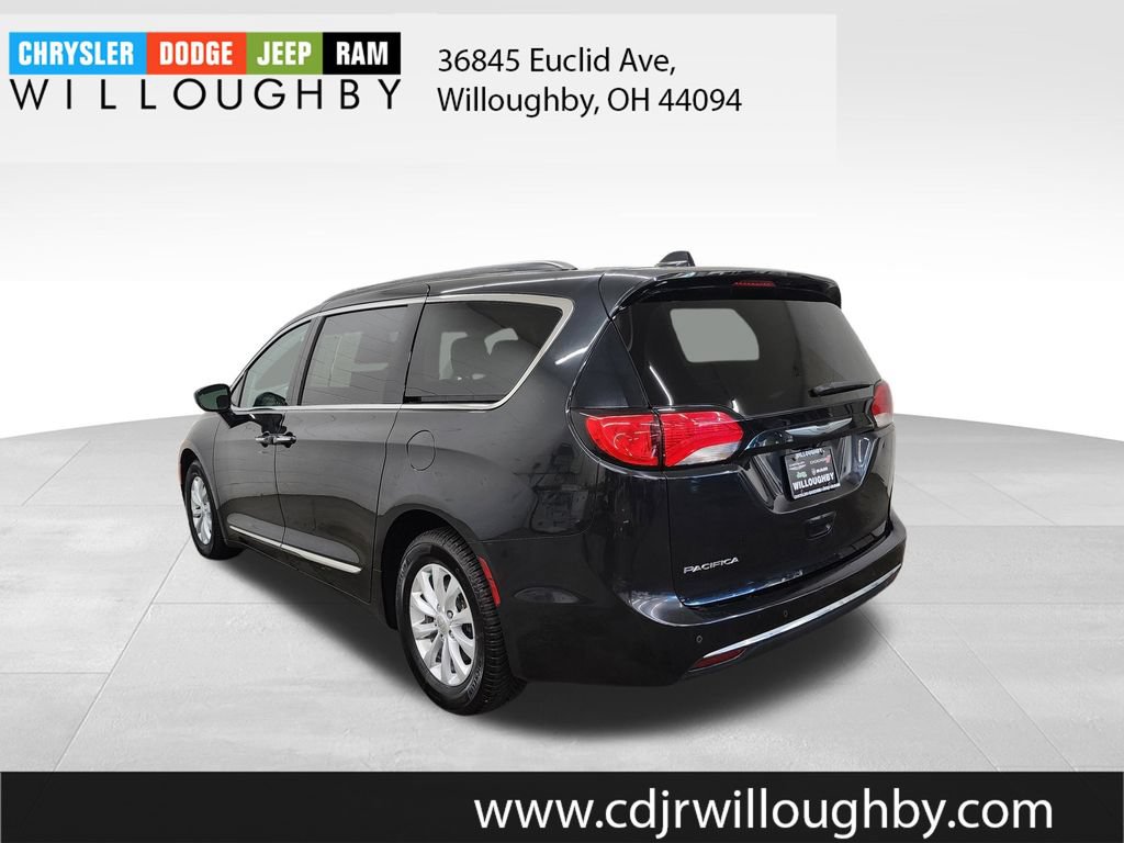 Used 2017 Chrysler Pacifica Touring-L FWD image 6