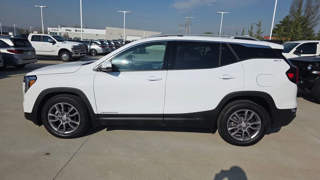 Used 2024 GMC Terrain SLT image 2
