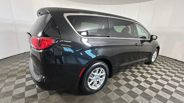 Used 2022 Chrysler Voyager LX FWD image 2