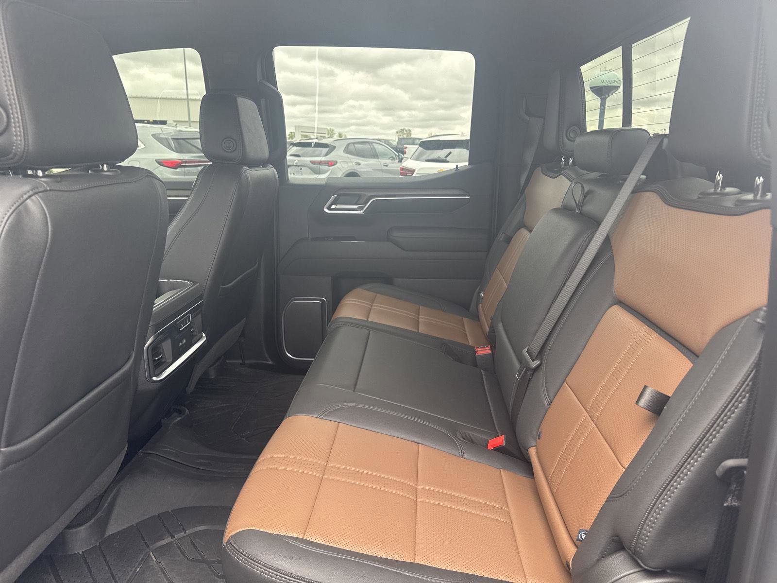 Used 2025 Chevrolet Silverado 1500 High Country AWD/4WD image 8