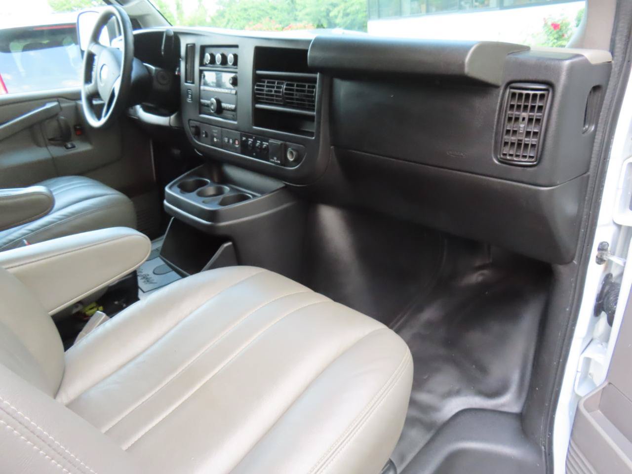 Used 2018 Chevrolet Express 2500 w/ Driver Convenience Package RWD image 9