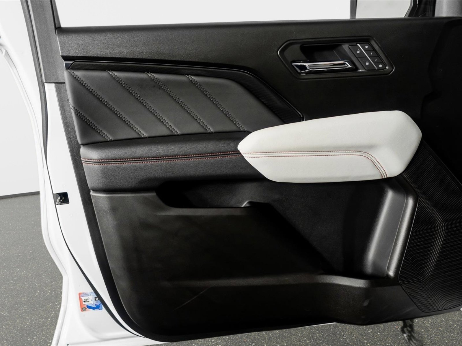 Used 2025 GMC Canyon AT4 w/ AT4X Package image 89