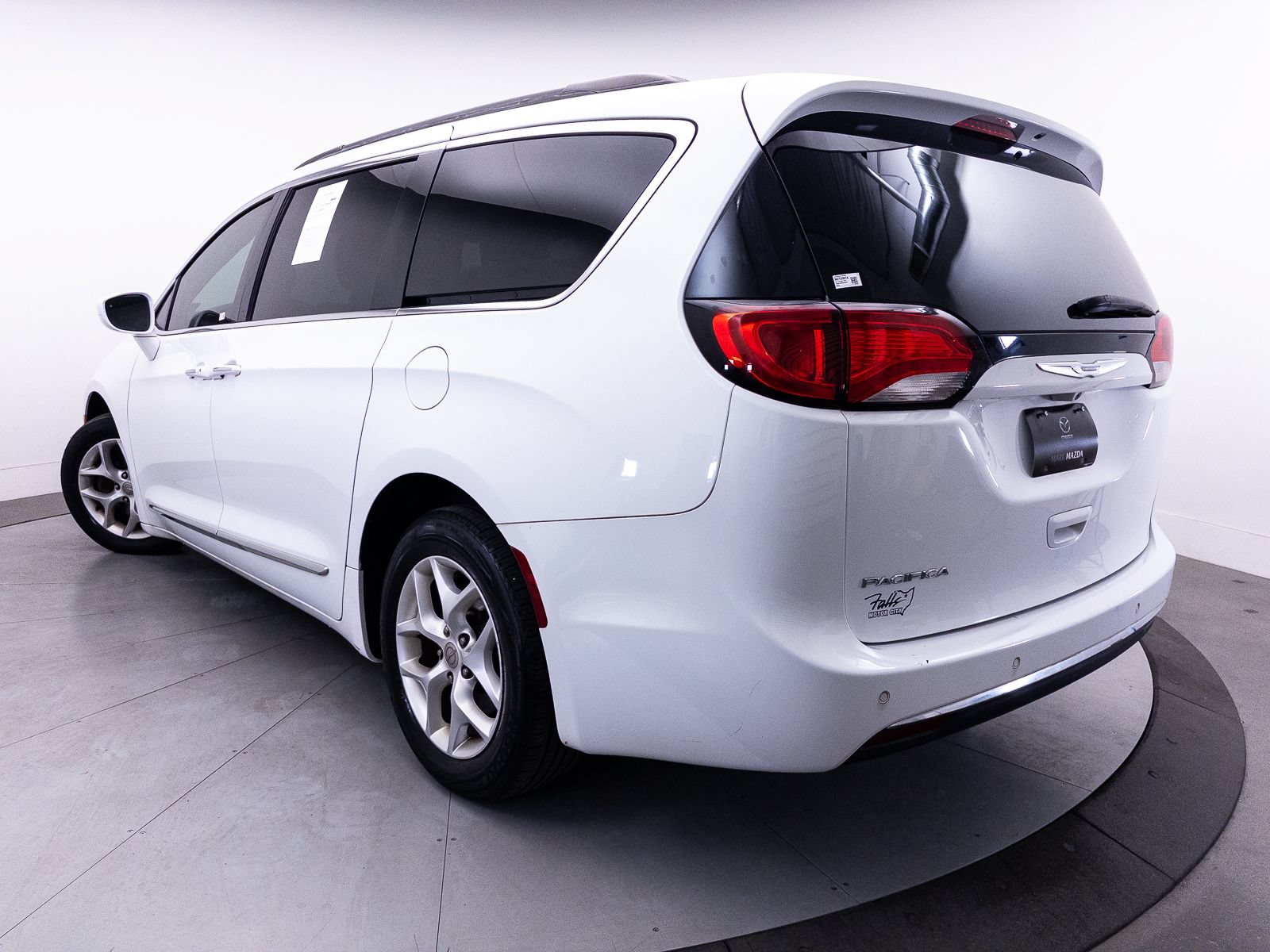 Used 2017 Chrysler Pacifica Touring-L w/ Tire & Wheel Group FWD image 2