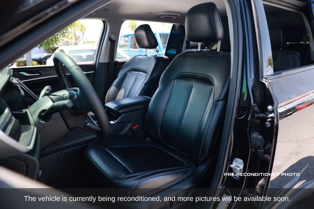 Used 2023 Jeep Grand Cherokee L Limited RWD image 11