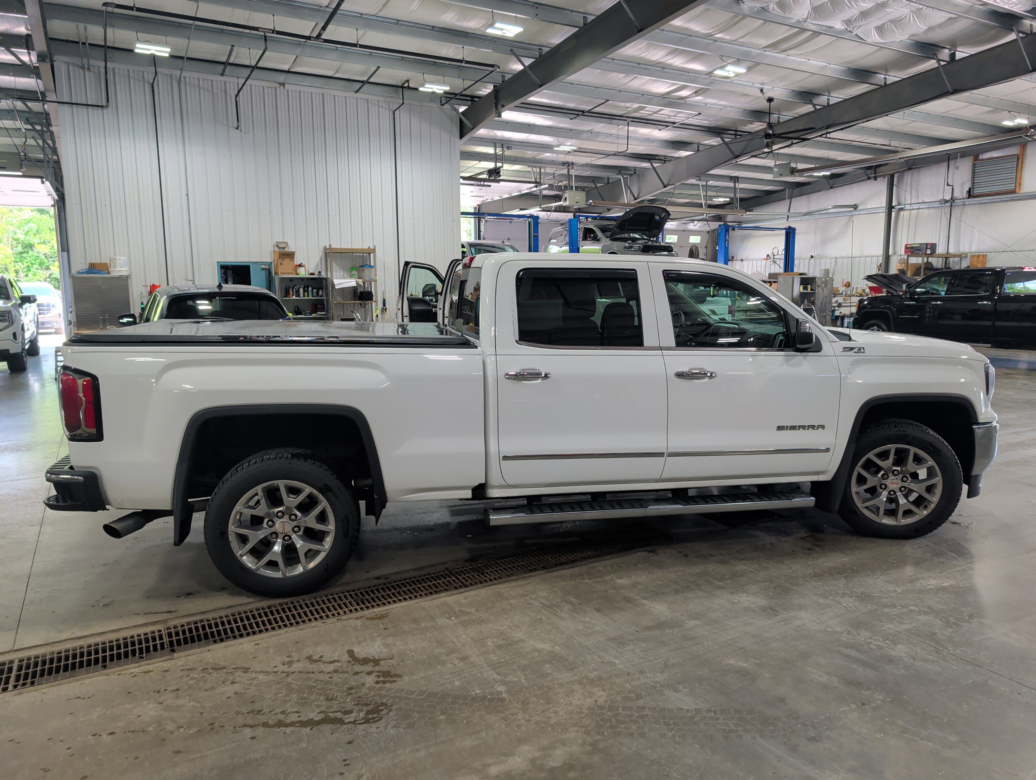 Used 2018 GMC Sierra 1500 SLT w/ SLT Premium Package AWD/4WD image 5