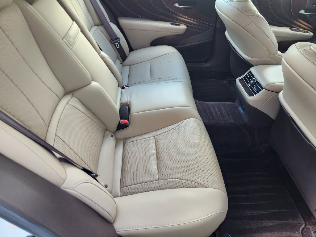 Used 2020 Lexus LS 500 w/ Accessory Package (Z2) RWD image 31